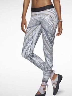 Nike Dri-FIT Black Waistband White Lined Athletic Leggings